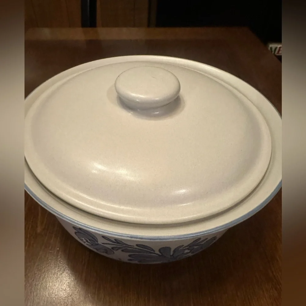vintage Pfaltzgraff Yorktowne stoneware covered baking dish